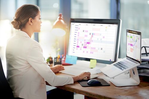 Woman using piplanning on a computer